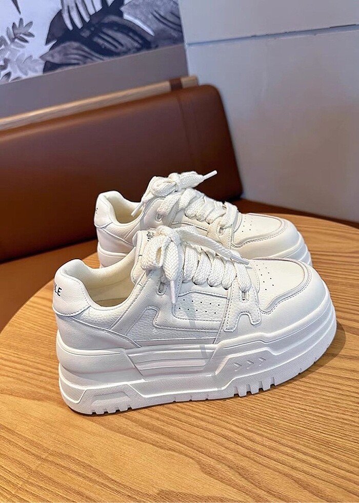 Beyaz spor ayakkabı - Görsel 4