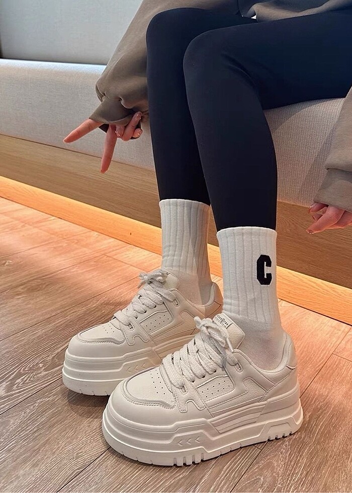 Beyaz spor ayakkabı - Görsel 3