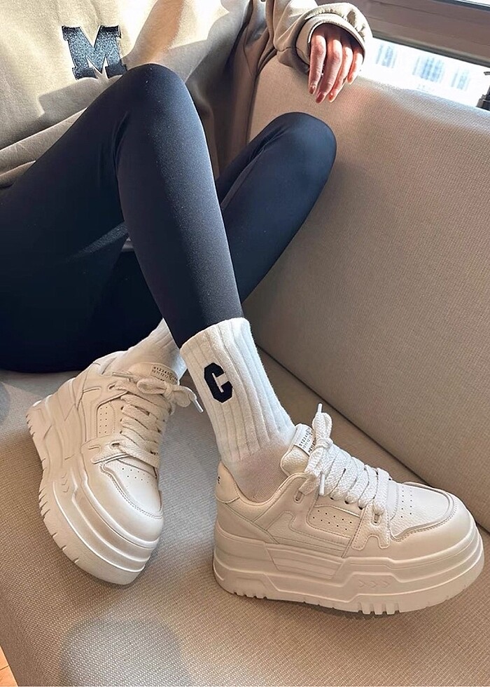 Beyaz spor ayakkabı - Görsel 2