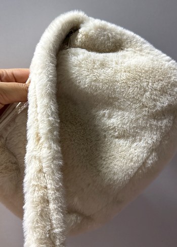 Zara Beyaz Tüylü Kadın Omuz Çantası