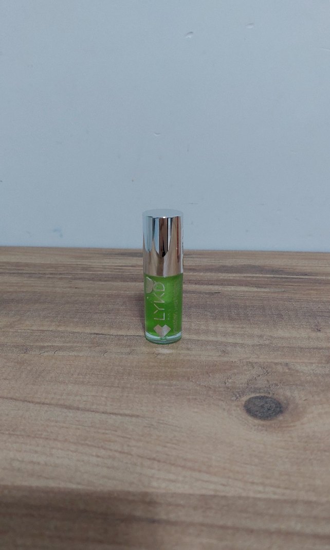 Parlak Yeşil Dudak Parlatıcısı - Görsel 2