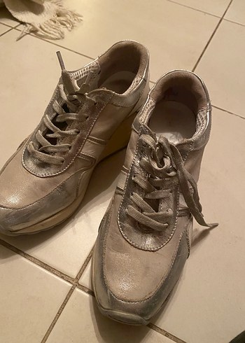 Bej Deri Dolgu Topuklu Bağcıklı Kadın Spor Ayakkabı - Görsel 4