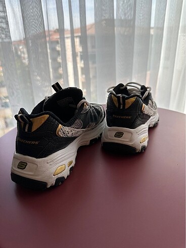 37,5 Beden Skechers ayakkabı
