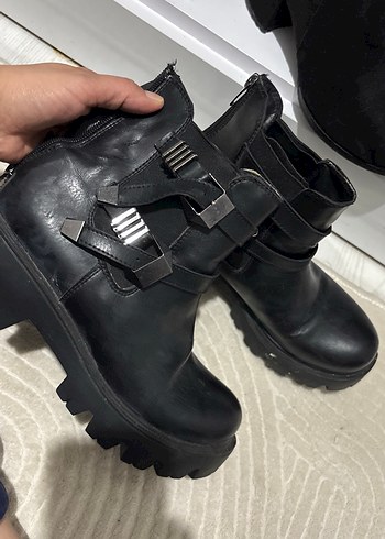 Siyah Deri Tokalı Kadın Bot - Görsel 2