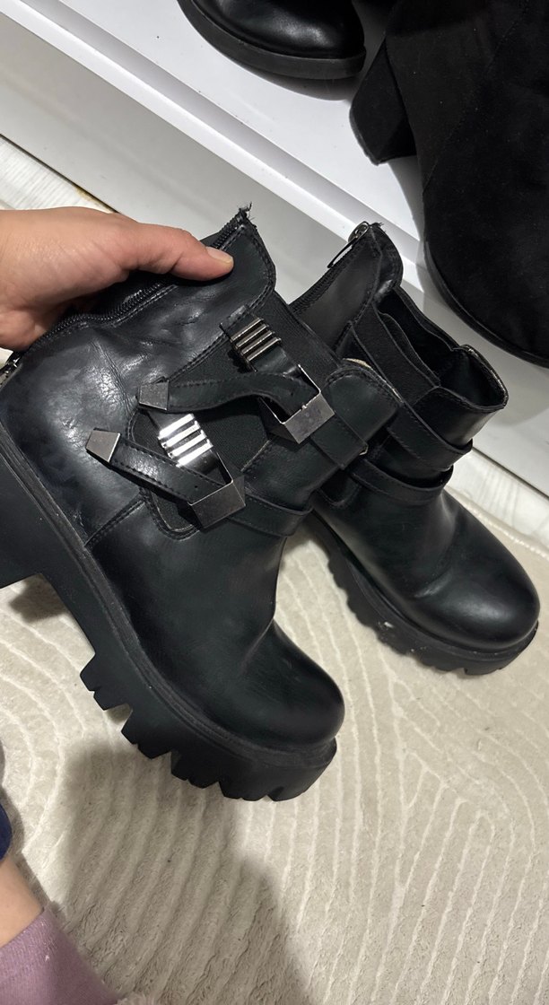 Siyah Deri Tokalı Kadın Bot - Görsel 2