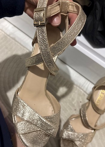 Altın Renkli Tokalı Stiletto Kadın Topuklu Ayakkabı - Görsel 3