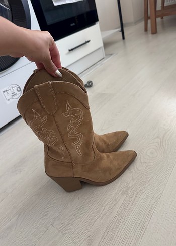 Bershka Bej Nakışlı Süet Kadın Çizme
