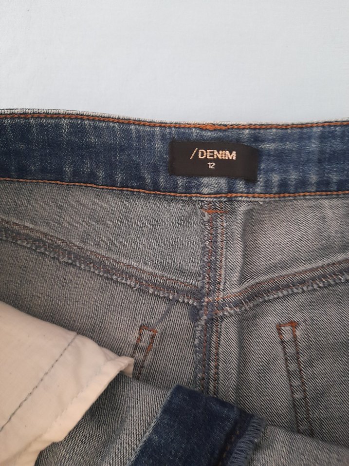 Kadın Gri Yırtık Denim Şort - Görsel 3