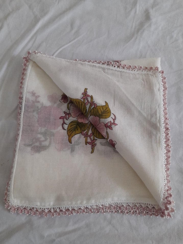 lı Beyaz Çiçekli Kadın Fular boncuk  oyası  yapılmıştır - Görsel 2