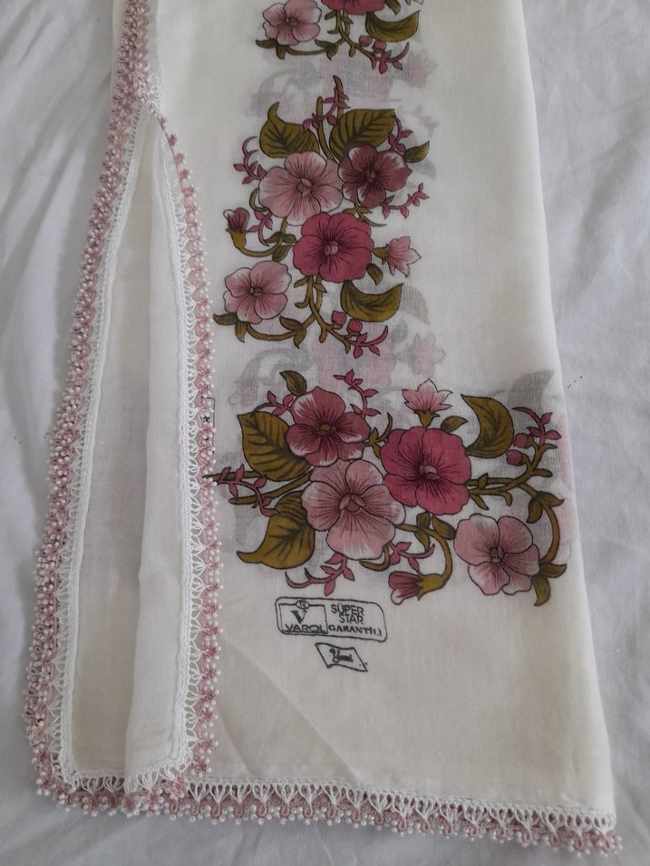 lı Beyaz Çiçekli Kadın Fular boncuk  oyası  yapılmıştır - Görsel 4