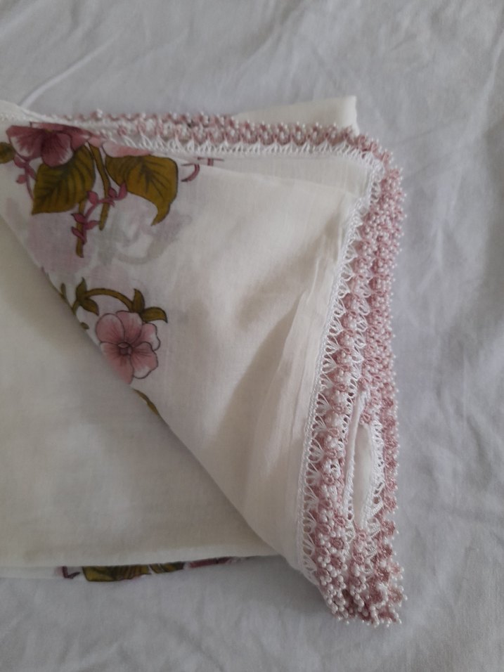 lı Beyaz Çiçekli Kadın Fular boncuk  oyası  yapılmıştır - Görsel 3