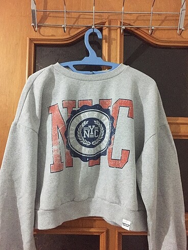 gri kapşonsuz sweatshirt