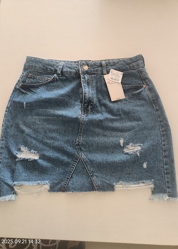 Gevşek Kesim Yırtık Detaylı Mavi Denim Mini Etek