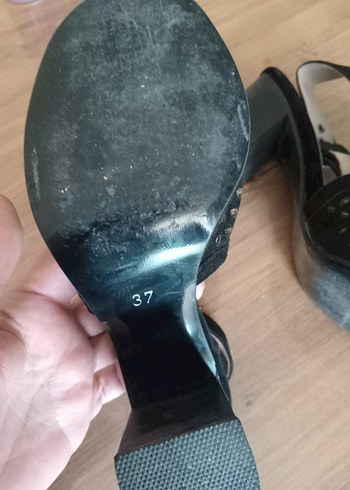 37 Beden Siyah Yılan Desenli Tokalı Topuklu Kadın Ayakkabı