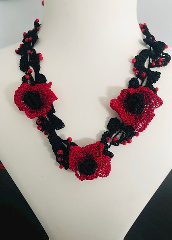 Diger Kırmızı İşlemeli Uzun Gotik Kolye
