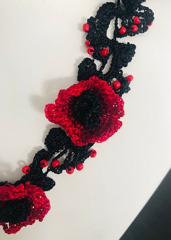 Diğer Diger Kırmızı İşlemeli Uzun Gotik Kolye