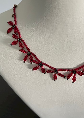 Beden kırmızı Renk Kırmızı Boncuk İşlemeli Mini Kolye