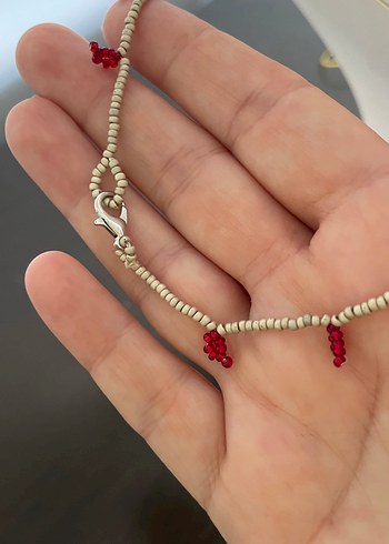 Beden Kırmızı Boncuk İşlemeli Mini Kadın Kolye