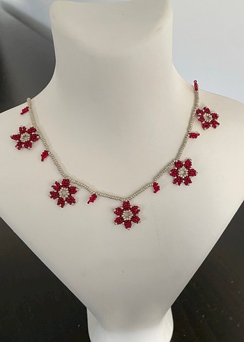 Kırmızı Boncuklu Mini Çiçek Desenli Kolye