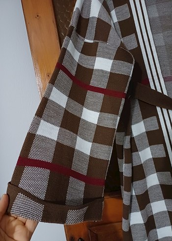 Uzun, gevşek kesim, kahverengi ekoseli kadın sabahlık - Görsel 3