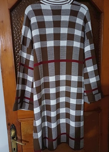 Uzun, gevşek kesim, kahverengi ekoseli kadın sabahlık - Görsel 2