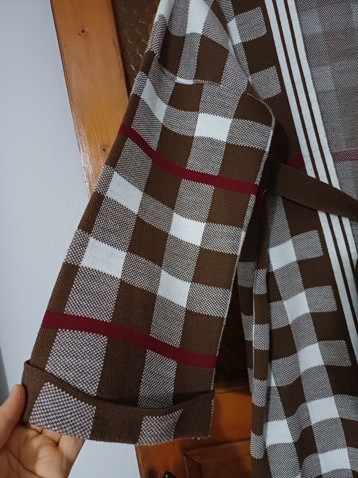 Uzun, gevşek kesim, kahverengi ekoseli kadın sabahlık - Görsel 3