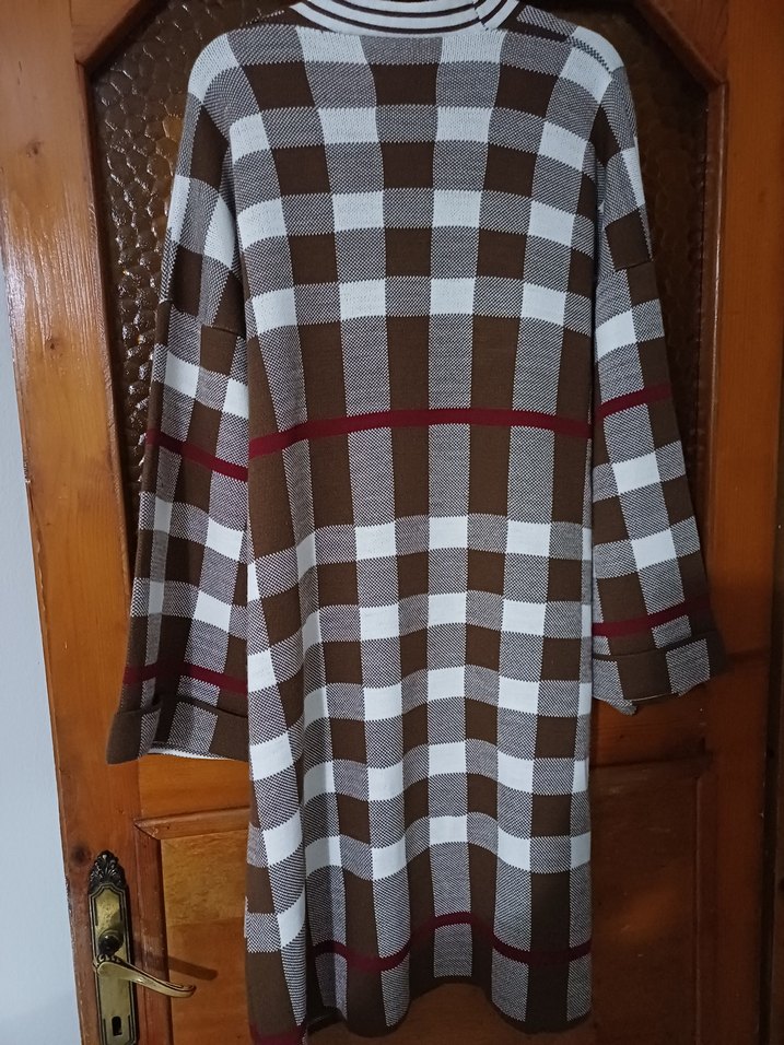 Uzun, gevşek kesim, kahverengi ekoseli kadın sabahlık - Görsel 2