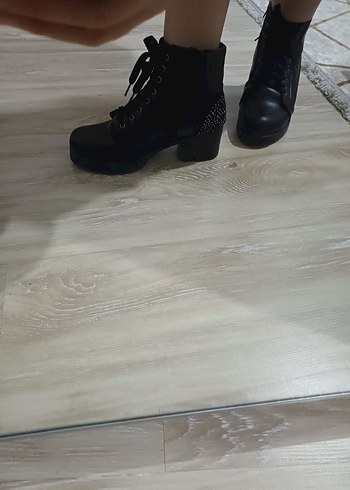 Siyah Topuklu Gotik Kadın Botları - Görsel 2