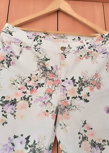 LC Waikiki Beyaz Çiçek Desenli Kadın Kumaş Pantolon