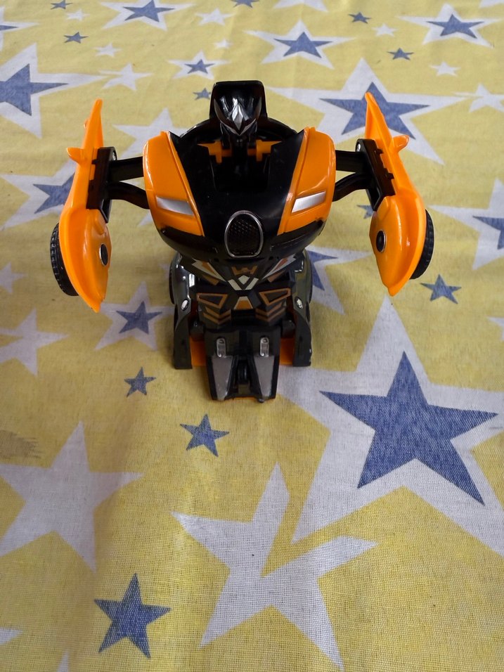 Turuncu Siyah Oyuncak Araba robot oluyor - Görsel 3