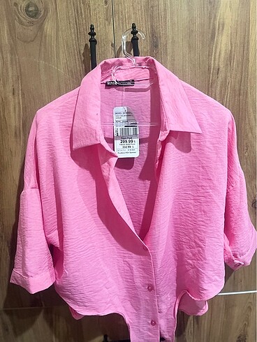 Pembe bağlamalı gömlek
