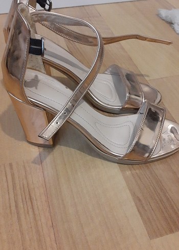 Altın Renkli Metal Topuklu Kadın Ayakkabı - Görsel 2