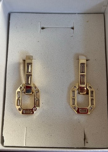 Zincir Detaylı Altın Renk Mini Küpe