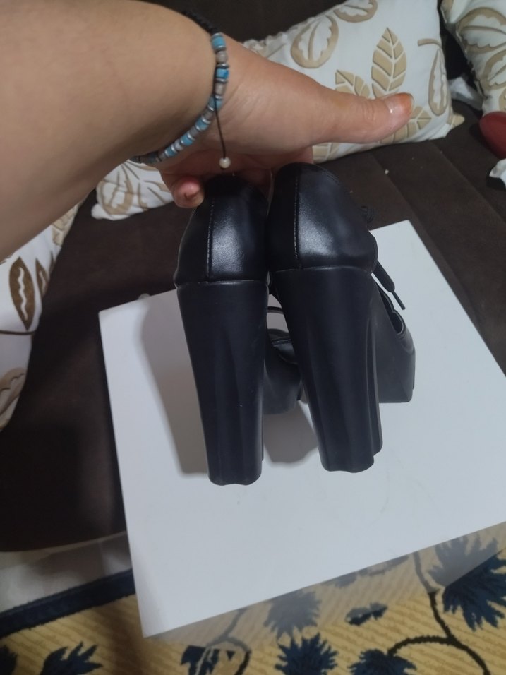 Siyah Bantlı Dolgu Topuklu Gotik Kadın Ayakkabı - Görsel 3