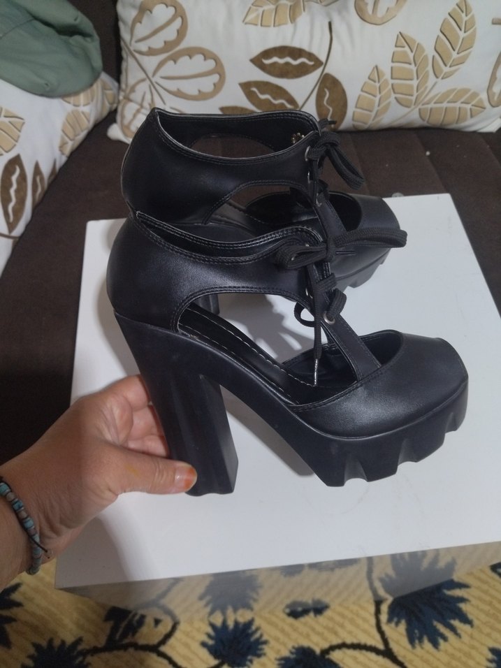 Siyah Bantlı Dolgu Topuklu Gotik Kadın Ayakkabı - Görsel 2