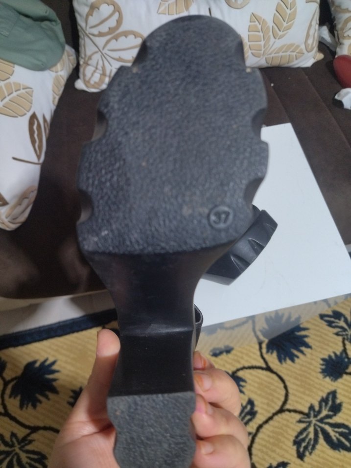 Siyah Bantlı Dolgu Topuklu Gotik Kadın Ayakkabı - Görsel 4