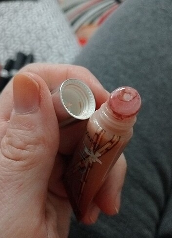 Beden Benefit lipgloss mini boy