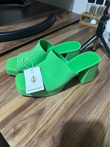 39 Beden STRADIVARIUS TOPUKLU TERLİK