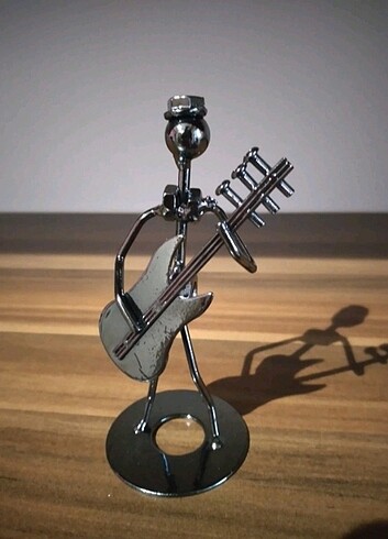 Gitarlı vida adam