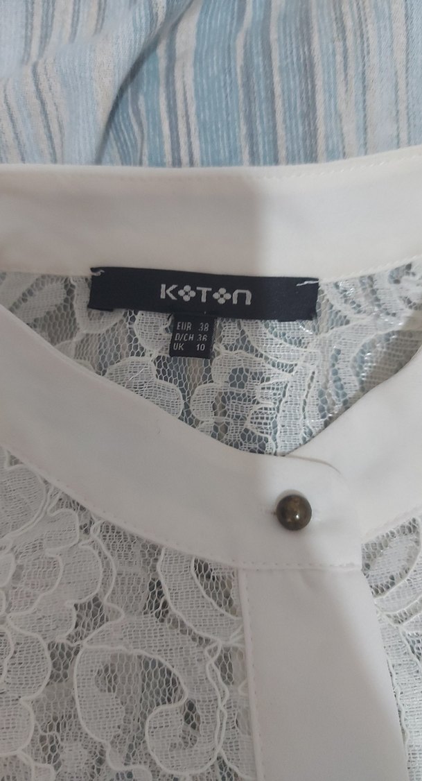 Düğmeli V Yaka Beyaz Kadın Gömlek - Görsel 2