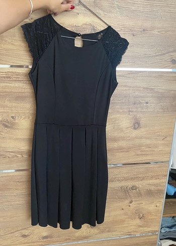 Zara Dantel Detaylı Siyah pileli elbise