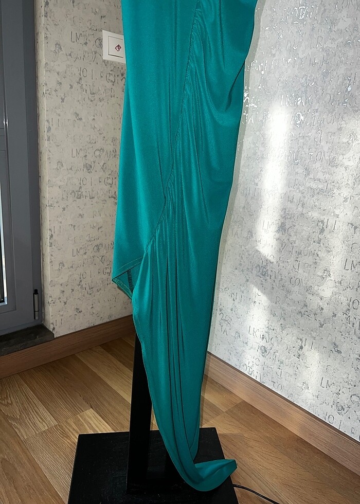 Vucuda oturan dar elbise - Görsel 2