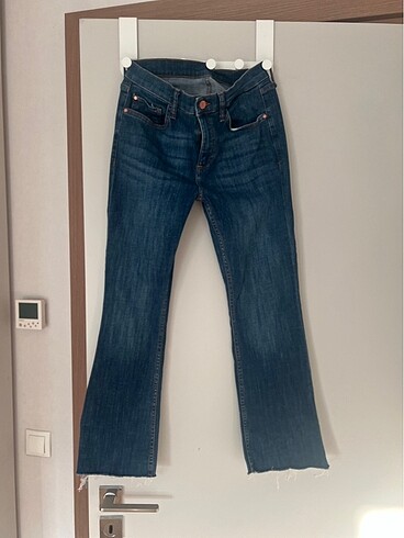 Mango etiketi kesik flare jean