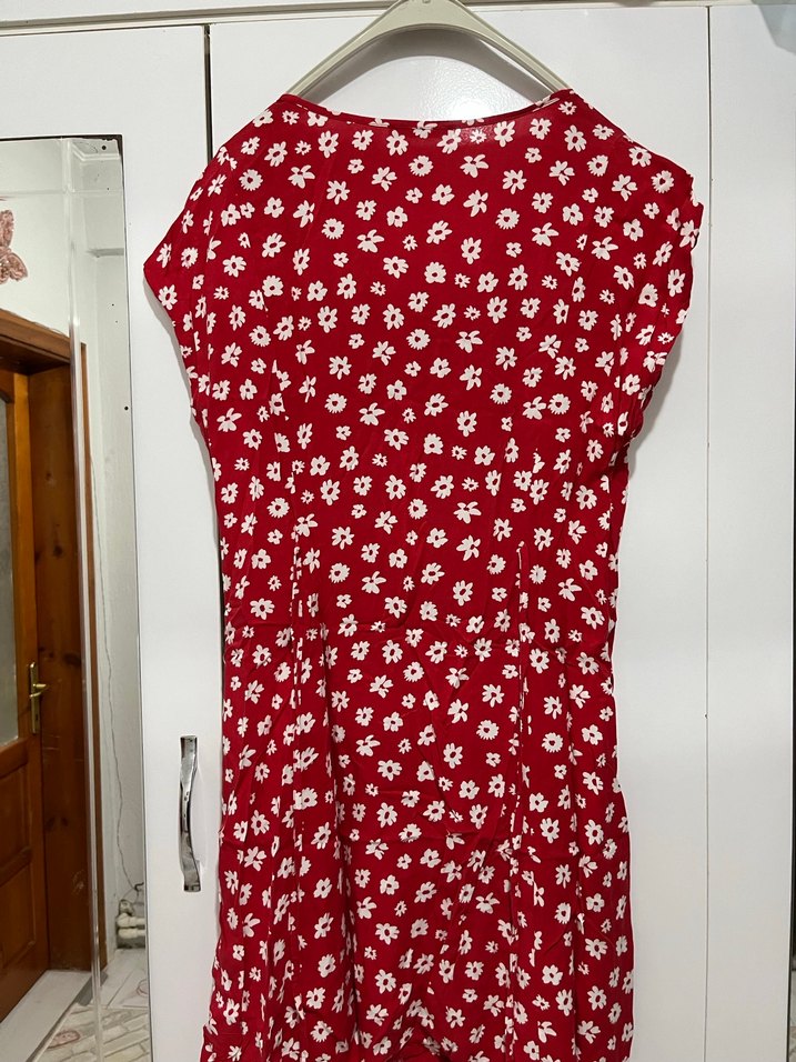Kırmızı Çiçek Desenli elbise - Görsel 2