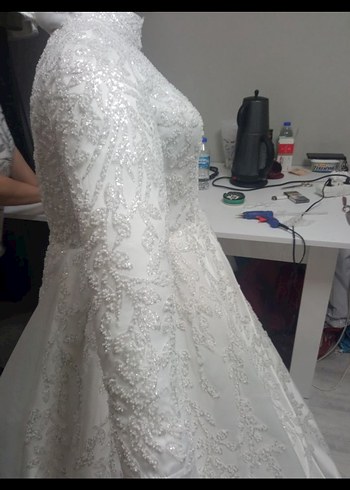 Uzun Kollu Beyaz Drape Çiçekli Tesettür Gelinlik - Görsel 6