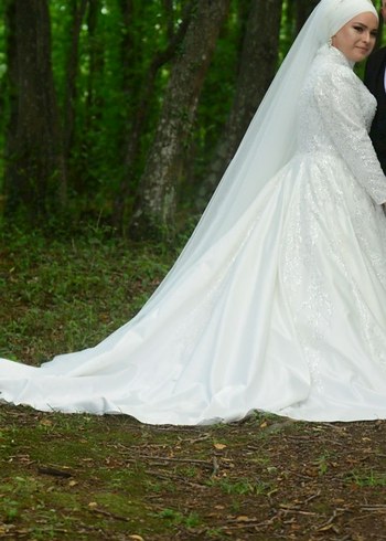 Uzun Kollu Beyaz Drape Çiçekli Tesettür Gelinlik - Görsel 4