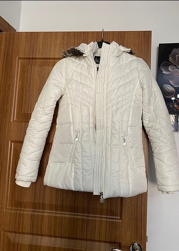 Kürk Detaylı Beyaz Kadın Kışlık Mont