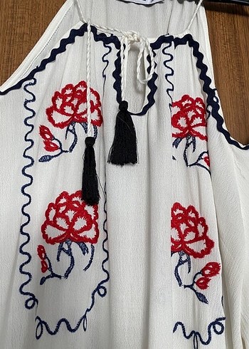 Püsküllü Nakışlı Beyaz Uzun Kollu Bluz - Görsel 4