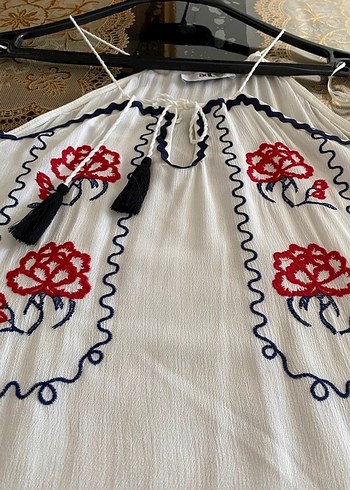 Püsküllü Nakışlı Beyaz Uzun Kollu Bluz - Görsel 3