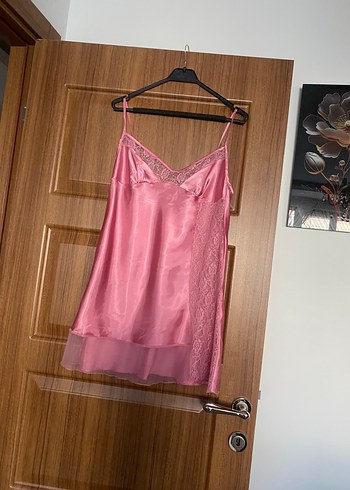 Pembe Parlak satenMidi İp Askılı Gecelik